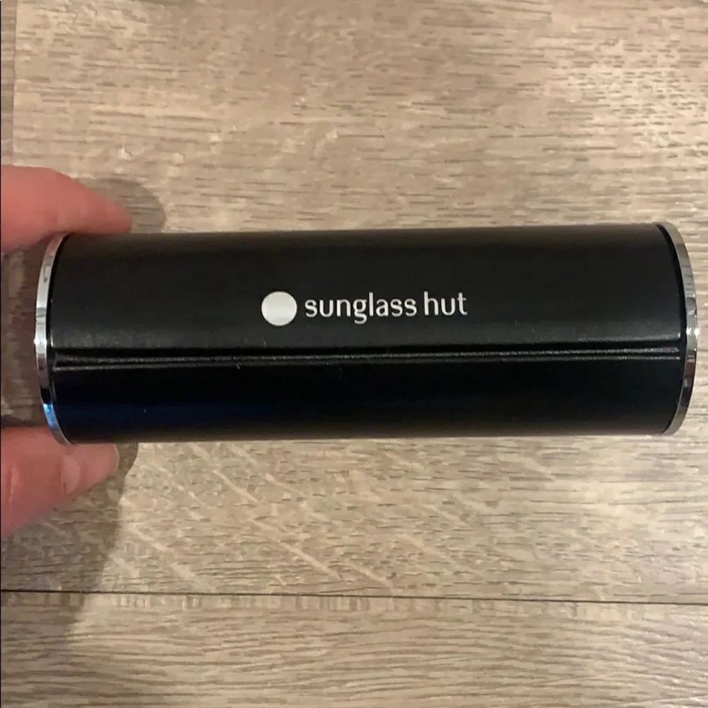 🎉1 hr sale 🎉Sunglasses hut box/cloth